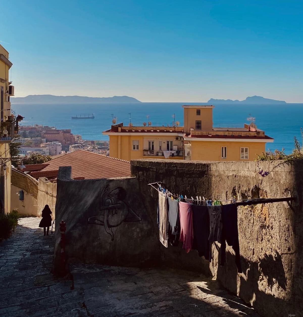 Naples Above the Noise: A Hidden and Panoramic Walk